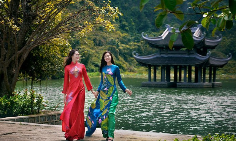 Exploring Ninh Binh by Boat: A Guide to Tam Coc and Trang An