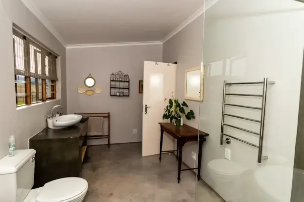 Incorporating Industrial Chic Design Elements into Your Washroom